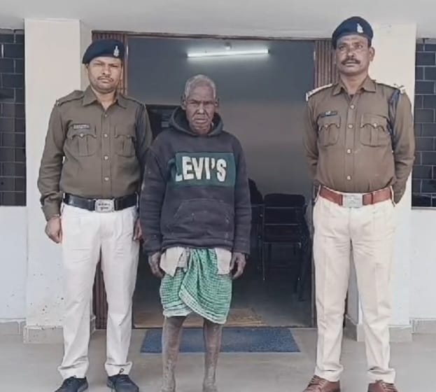 जमीन बंटवारे के विवाद में भाई ने भाई के गले में टंगिया से वार कर हत्या किया, पुलिस ने आरोपी को गिरफ्तार कर जेल भेजा