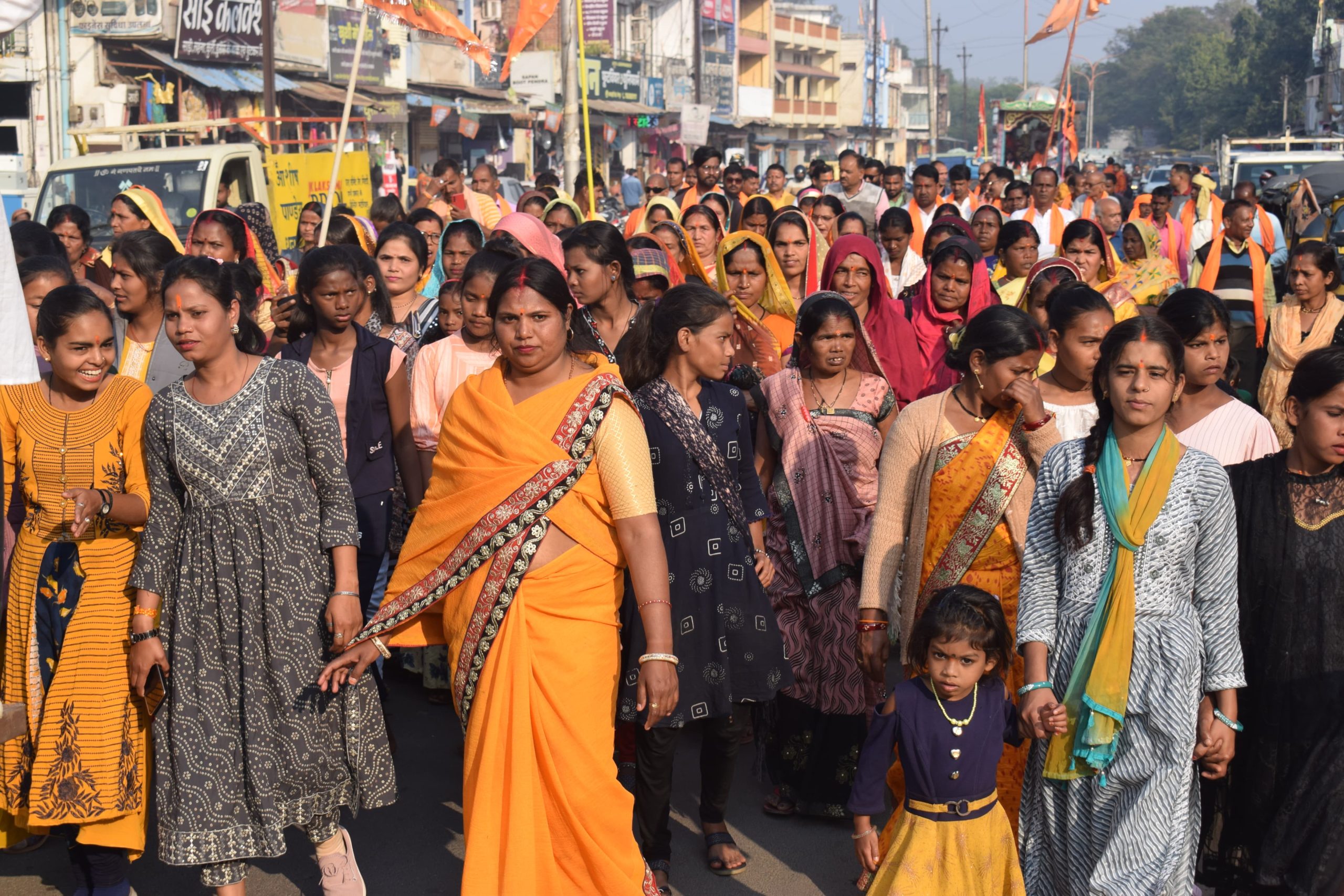 अयोध्या श्रीराम मंदिर से पूजित अक्षत कलश का भव्य शोभायात्रा पेण्ड्रा में निकालकर विश्व हिंदू परिषद एवं बजरंग दल के माध्यम से मंडलों में अक्षत कलश का वितरण किया गया