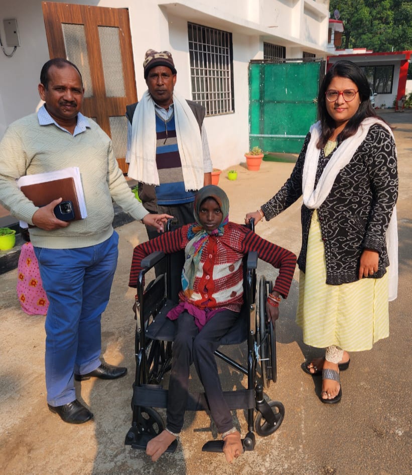 कलेक्टर प्रियंका ऋषि महोबिया के संज्ञान में आते ही दिव्यांग गनेशिया को तत्काल दिया गया व्हील चेयर, कलेक्टर के निर्देश पर तत्काल प्रभाव से मेडिकल बोर्ड से दिव्यांग प्रमाण पत्र भी बनवाया गया