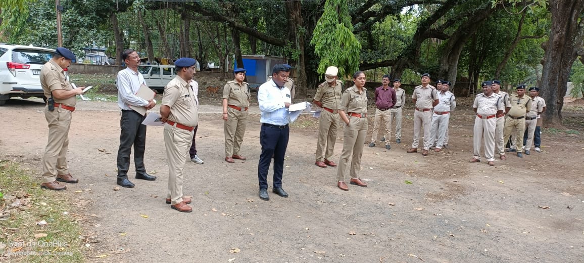 जीपीएम जिले के कलेक्ट्रेट परिसर स्थित मतगणना स्थल सुरक्षा में लगे पुलिस कर्मियों एवं एसएसबी के जवानों की एसपी भावना गुप्ता ने की ब्रीफिंग…,एसएसबी और पुलिस जवानों की थ्री लेयर सिक्योरिटी में होगी 04 जून को मतगणना…,सीसीटीवी कैमरों से रखी जायेगी नजर…,ब्रीफिंग में बताया गया मतगणना कर्मचारी और प्रत्याशियों के अभिकर्ता क्या ला सकते हैं और क्या नहीं…