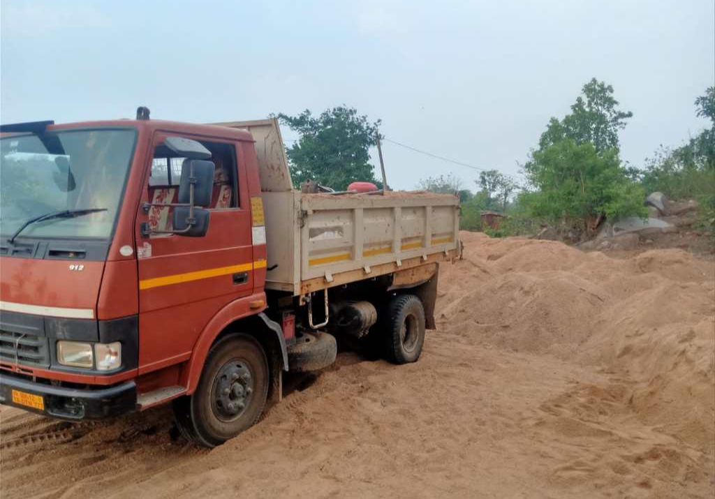 सील किए गए भंडारण स्थल में रतनपुर खदान से रेत लाने की आड़ में सोननदी से 7 करोड़ रूपए का रेत मध्य प्रदेश तस्करी करने का आरोप…,चुनाव आचार संहिता के दौरान हुआ रेत तस्करी, यूपी में भी तस्करी किया गया रेत…,सामाजिक कार्यकर्ता मुकेश जायसवाल ने रेत तस्कर से खनिज विभाग और अंतरराज्यीय बेरियर के मिलीभगत का आरोप लगाया…,एक ओर अवैध रूप से मध्य प्रदेश में रेत तस्करी जोरों से चलता रहा, वहीं दूसरी ओर निजी निर्माण के लिए रेत ले जाने वाले जिले वासियों की गाड़ियों पर कार्यवाही कर जुर्माना वसूला गया…